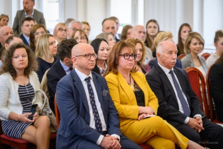 Zdjęcie przedstawia uczestników debaty w urzędzie wojeódzkim