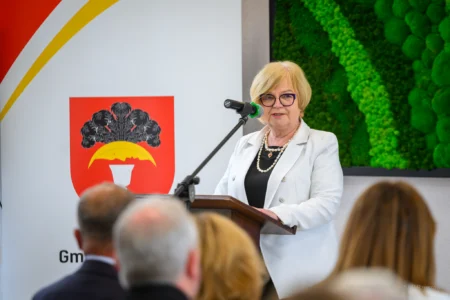 Zdjęcie przedstawia uczestników uroczystości otwarcia centrum opiekuńczo-mieszkalnego w Wólce Krowickiej