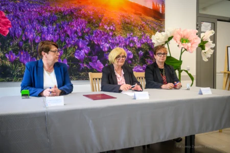 Zdjęcie przedstawia uczestników uroczystości podpisania umowy w ramach programu Centra Opiekuńczo-Mieszkalne