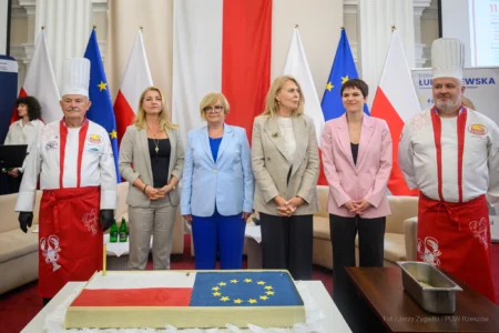 Zdjęcie przedstawia uczestników debaty w urzędzie wojeódzkim
