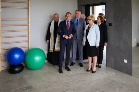 Zdjęcie przedstawia uczestników uroczystości otwarcia centrum opiekuńczo-mieszkalnego w Wólce Krowickiej