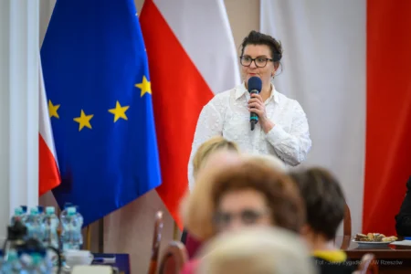 Zdjęcie przedstawia uczestników spotkania w urzędzie woejwódzkim