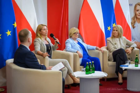 Zdjęcie przedstawia uczestników debaty w urzędzie wojeódzkim