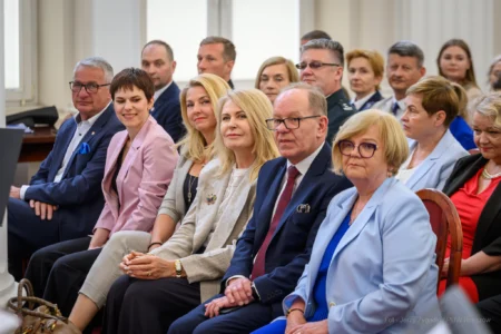 Zdjęcie przedstawia uczestników debaty w urzędzie wojeódzkim
