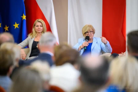 Zdjęcie przedstawia uczestników debaty w urzędzie wojewódzkim
