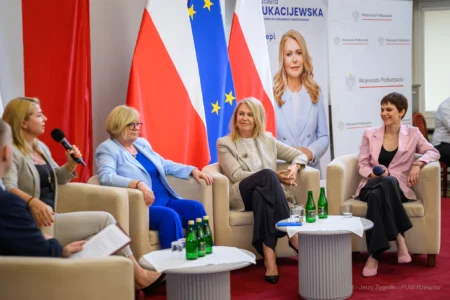 Zdjęcie przedstawia uczestników debaty w urzędzie wojewódzkim