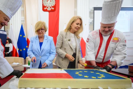 Zdjęcie przedstawia uczestników debaty w urzędzie wojewódzkim