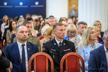 Zdjęcie przedstawia uczestników debaty w urzędzie wojewódzkim