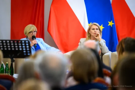 Zdjęcie przedstawia uczestników debaty w urzędzie wojewódzkim