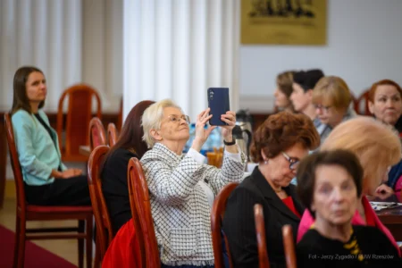 Zdjęcie przedstawia uczestników spotkania w urzędzie woejwódzkim