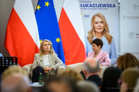 Zdjęcie przedstawia uczestników debaty w urzędzie wojewódzkim