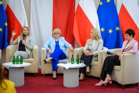 Zdjęcie przedstawia uczestników debaty w urzędzie wojewódzkim