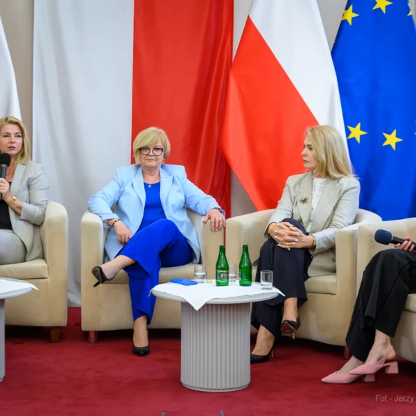 Zdjęcie przedstawia uczestników debaty w urzędzie wojewódzkim