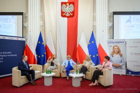 Zdjęcie przedstawia uczestników debaty w urzędzie wojewódzkim
