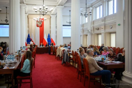 Zdjęcie przedstawia uczestników spotkania w urzędzie woejwódzkim