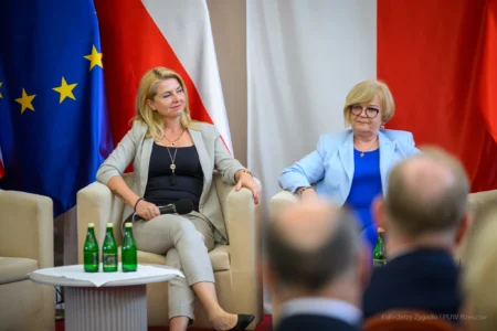 Zdjęcie przedstawia uczestników debaty w urzędzie wojewódzkim