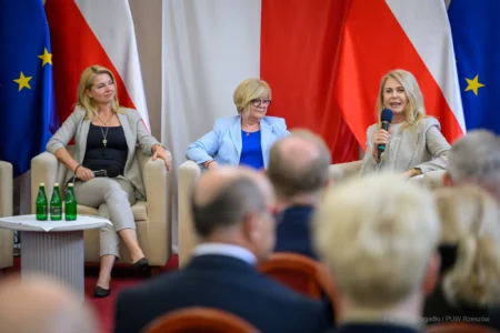 Zdjęcie przedstawia uczestników debaty w urzędzie wojewódzkim