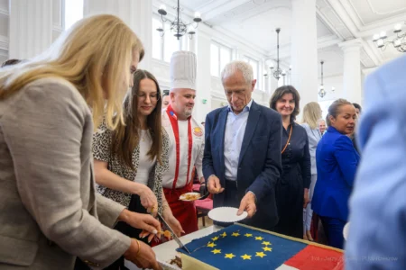 Zdjęcie przedstawia uczestników debaty w urzędzie wojewódzkim