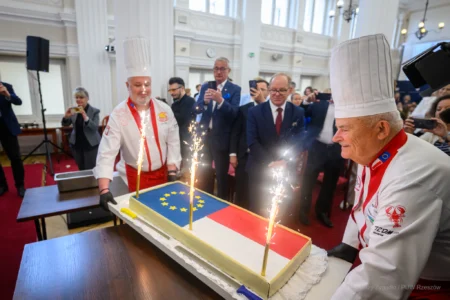 Zdjęcie przedstawia uczestników debaty w urzędzie wojewódzkim