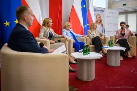Zdjęcie przedstawia uczestników debaty w urzędzie wojewódzkim