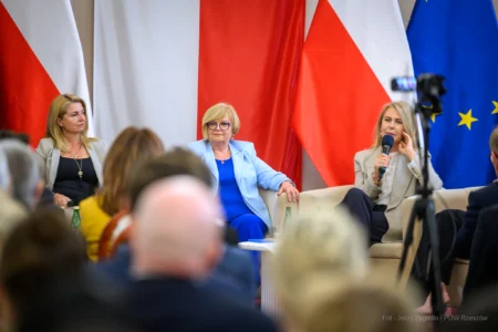 Zdjęcie przedstawia uczestników debaty w urzędzie wojewódzkim