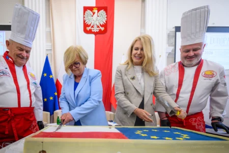 Zdjęcie przedstawia uczestników debaty w urzędzie wojewódzkim