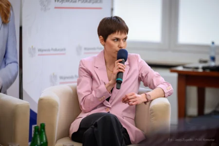 Zdjęcie przedstawia uczestników debaty w urzędzie wojewódzkim