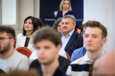 Zdjęcie przedstawia uczestników debaty w urzędzie wojewódzkim