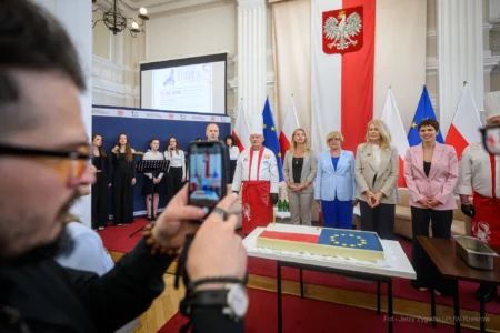Zdjęcie przedstawia uczestników debaty w urzędzie wojewódzkim