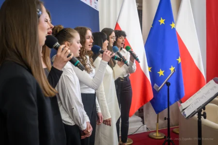 Zdjęcie przedstawia uczestników debaty w urzędzie wojewódzkim