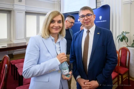 Zdjęcie przedstawia uczestników debaty w urzędzie wojewódzkim