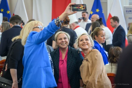 Zdjęcie przedstawia uczestników debaty w urzędzie wojewódzkim