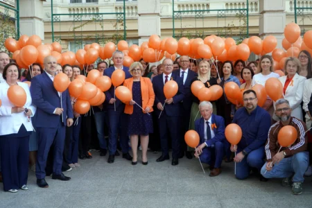 Zdjęcie przedstawia grupę dyrekcji i pracowników urzędu