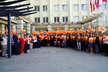 Zdjęcie przedstawia grupę dyrekcji i pracowników urzędu