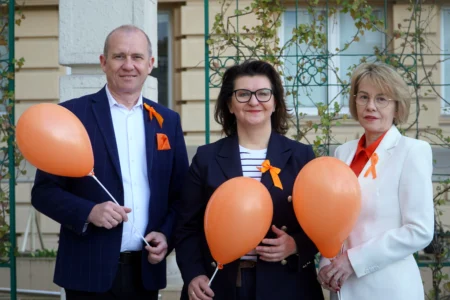 Zdjęcie przedstawia grupę dyrekcji i pracowników urzędu