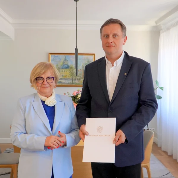 Zdjęcie przedstawia wojewodę podkarpackiego i konsultanta w ochronie zdrowia