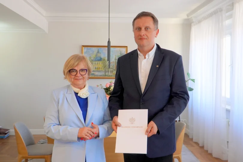 Zdjęcie przedstawia wojewodę podkarpackiego i konsultanta w ochronie zdrowia