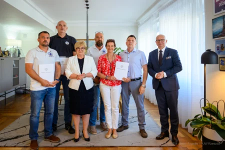 Zdjęcie przedstawia uczestników uroczystości podpisania umów