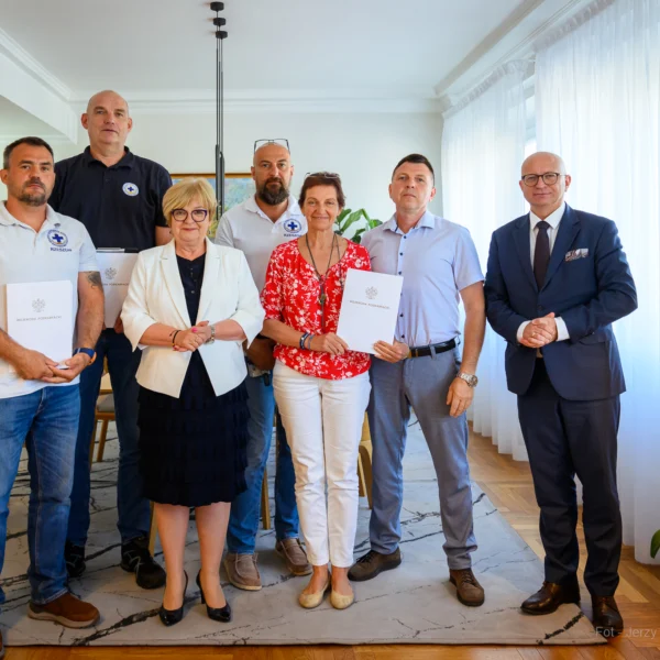Zdjęcie przedstawia uczestników uroczystości podpisania umów