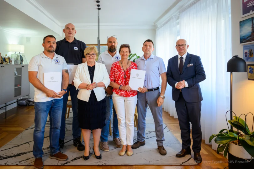 Zdjęcie przedstawia uczestników uroczystości podpisania umów