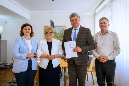 Zdjęcie przedstawia uczestników uroczystości podpisania umów