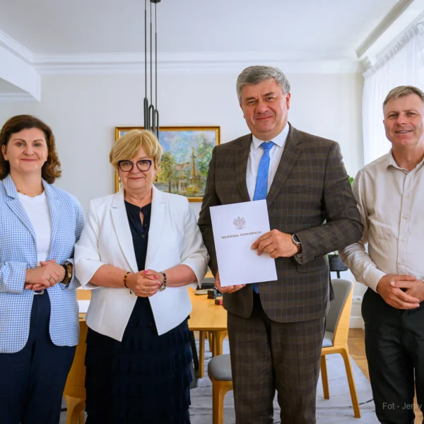 Zdjęcie przedstawia uczestników uroczystości podpisania umów