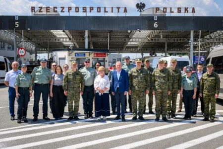 Zdjęcie przedstawia uczestników wizytacji przejść granicznych