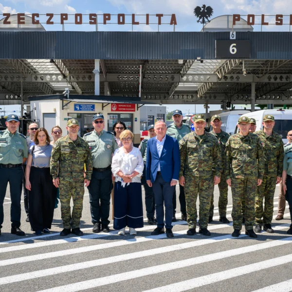Zdjęcie przedstawia uczestników wizytacji przejść granicznych