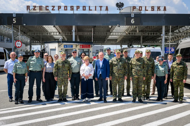 Zdjęcie przedstawia uczestników wizytacji przejść granicznych