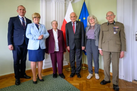 Zdjęcie przedstawia uczestników posiedzenia wojewódzkiej rady kombatanckiej