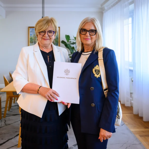 Zdjęcie przedstawia wojewodę podkarpackiego i konsultanta wojewódzkiego w ochronie zdrowia