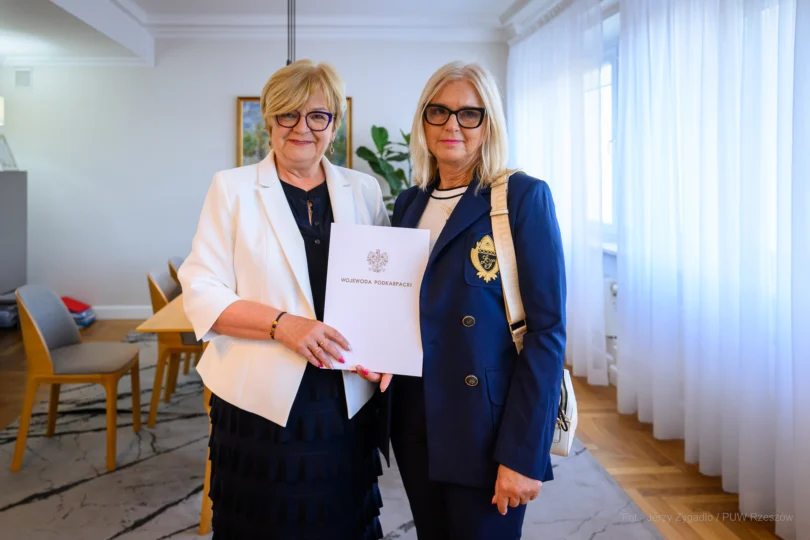 Zdjęcie przedstawia wojewodę podkarpackiego i konsultanta wojewódzkiego w ochronie zdrowia