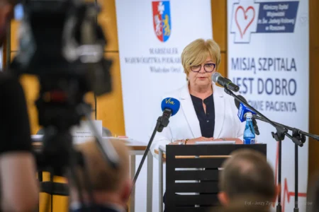Zdjęcie przedstawia przemawiającą wojewodę Teresę Kubas-Hul