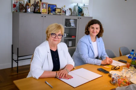 Zdjęcie przedstawia uczestników uroczystości podpisania umów